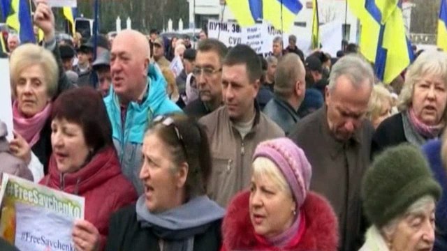 Депутат Рады сорвал флаг со здания генконсульства России во Львове