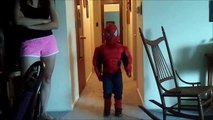 Un gamin déguisé en Spiderman éternue dans son costume. Toile d'araignée et morve au nez