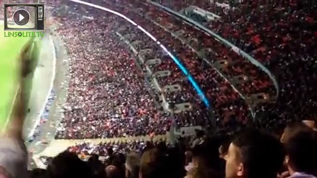 Un supporter touche un joueur de foot avec un avion en papier