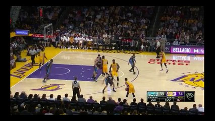 Evan Fournier se fait crosser et Larry Nance Jr se fout de sa gueule