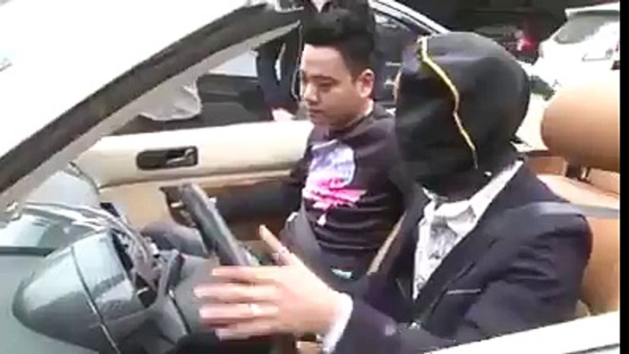Thanh niên bịt mắt lái ô tô mui trần trên phố Hà Nội gây bức xúc