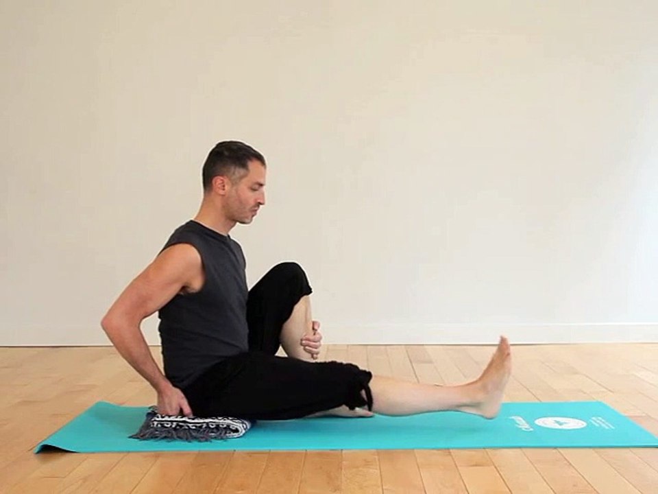 Seated Calf Stretch - Thể Hình Channel