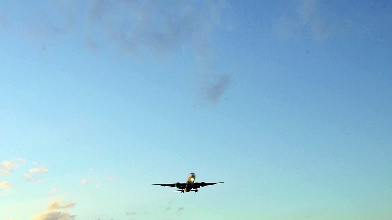SQ Aircraft Landing