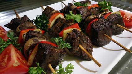 Говядина на шпажках с овощами