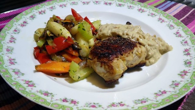 Обжаренная курица с лимоном и розмарином и обжаренные овощи