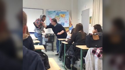 Un professeur pète un plomb en classe (France)
