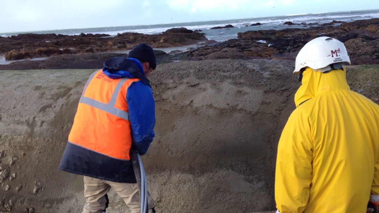 Projection de béton sur l'émissaire au phare rouge