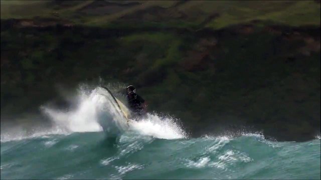 Un Jet Ski éclate un Drone en sautant