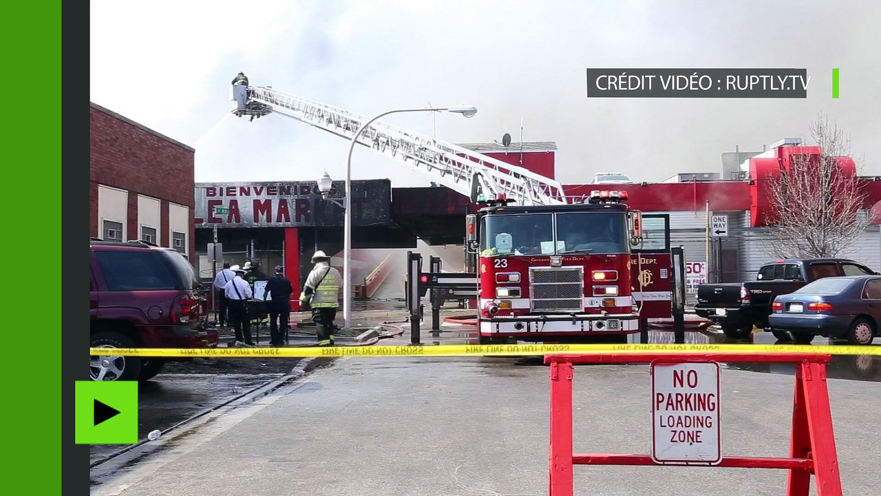 Chicago : les pompiers luttent contre un incendie qui engloutit le marché aux puces