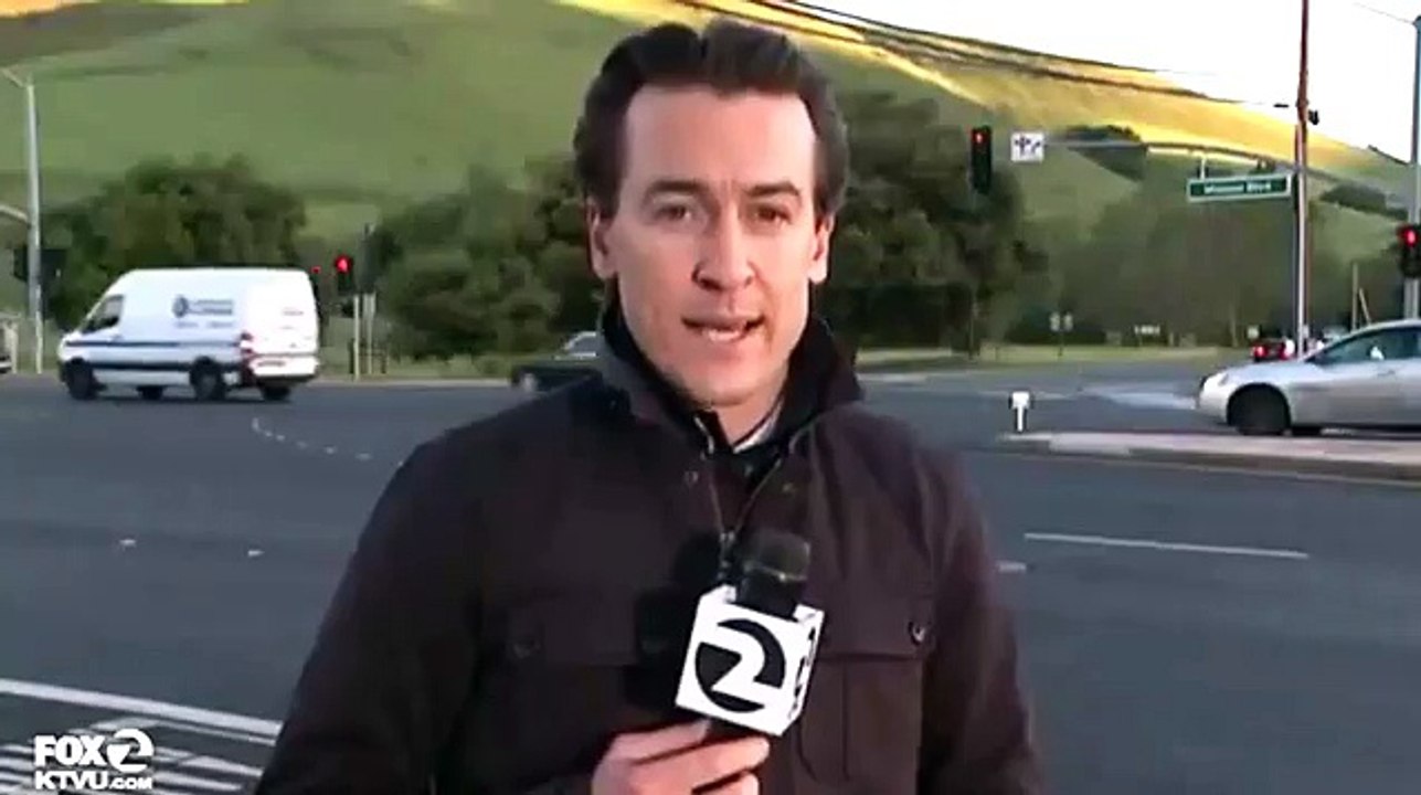 ¡En pleno directo, reportero escapa de milagro a un accidente de tráfico!