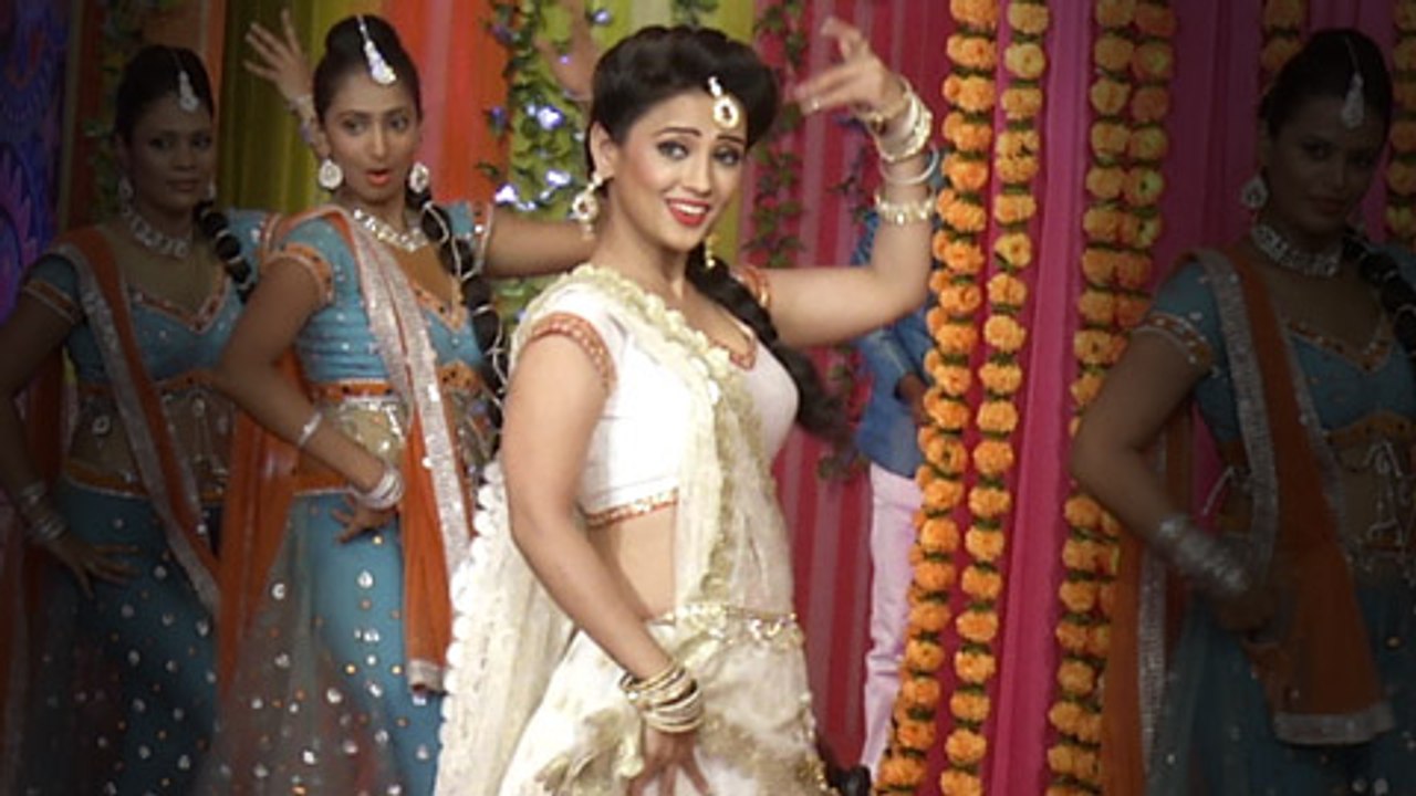 (Video)Adaa Khan aka Sesha Hot Dance Performance On Holi | Like OK Holi Celebration