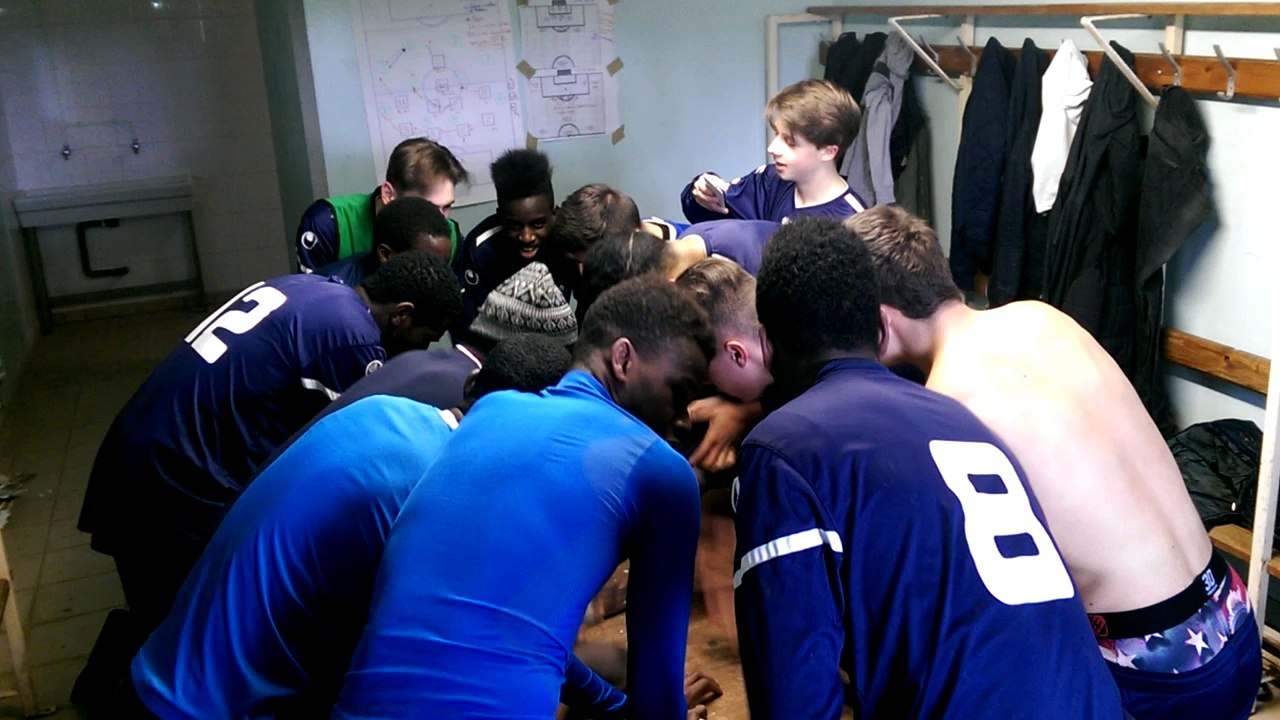Les U17 fêtent la victoire contre SAINT-ETIENNE...