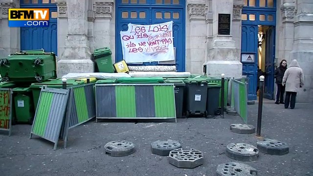 Loi Travail: blocages et barrages filtrants devant les lycées et universités