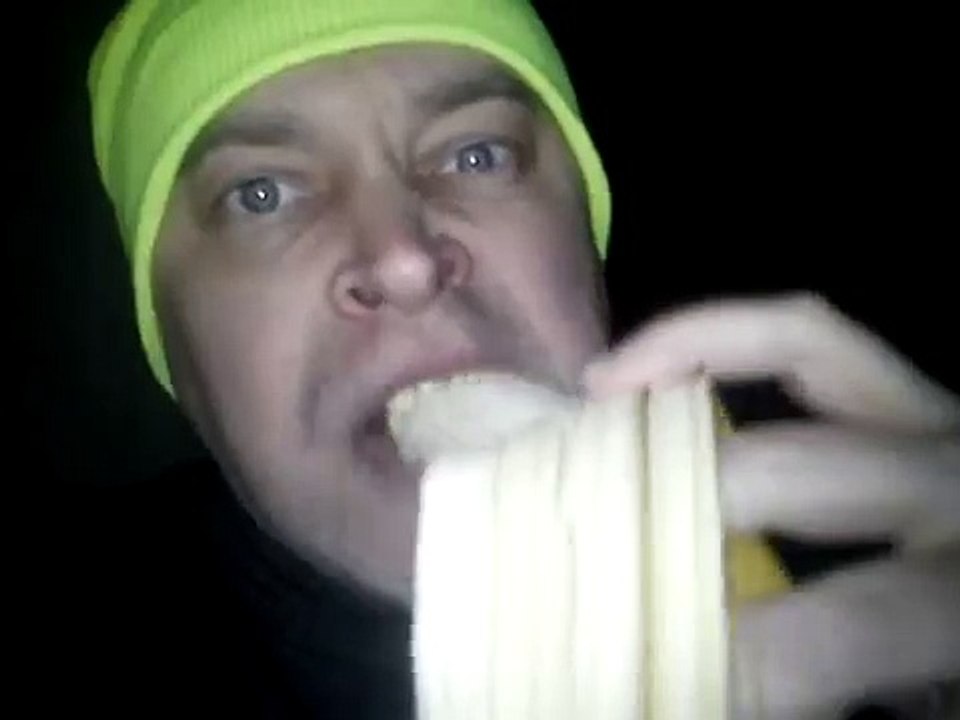 Мужчина умный жрёт банан кушает