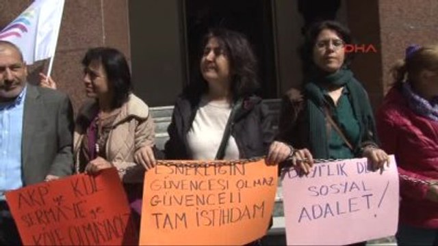 Hdk'lı Gruptan Çalışma ve İş Kurumu Müdürlüğü Önünde 'Zincirli' Protesto