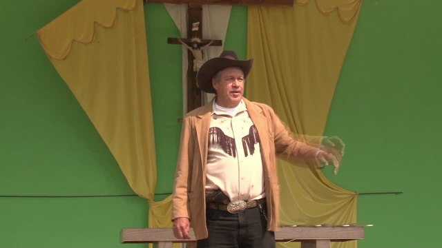 No México: Padre Pistolas celebra missa ARMADO!