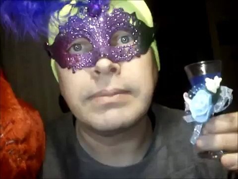 Человек в маске поздравляет с Днём Святого Валентина