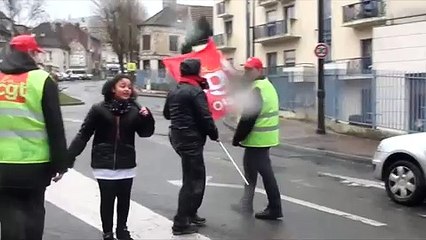 20160309-Creil-Un petit air entendu lors de la manifestation « Retrait du projet de loi El Khomri »