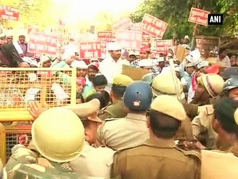 Teachers demanding pay hike lathicharged in Lucknow