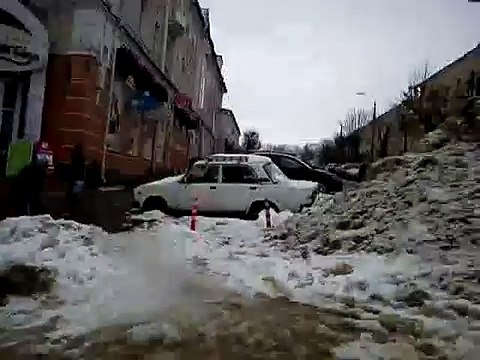 Люди, помогите бабушке перейти лужу! Бабушка медленно переходит лужу. Ну видео прикол