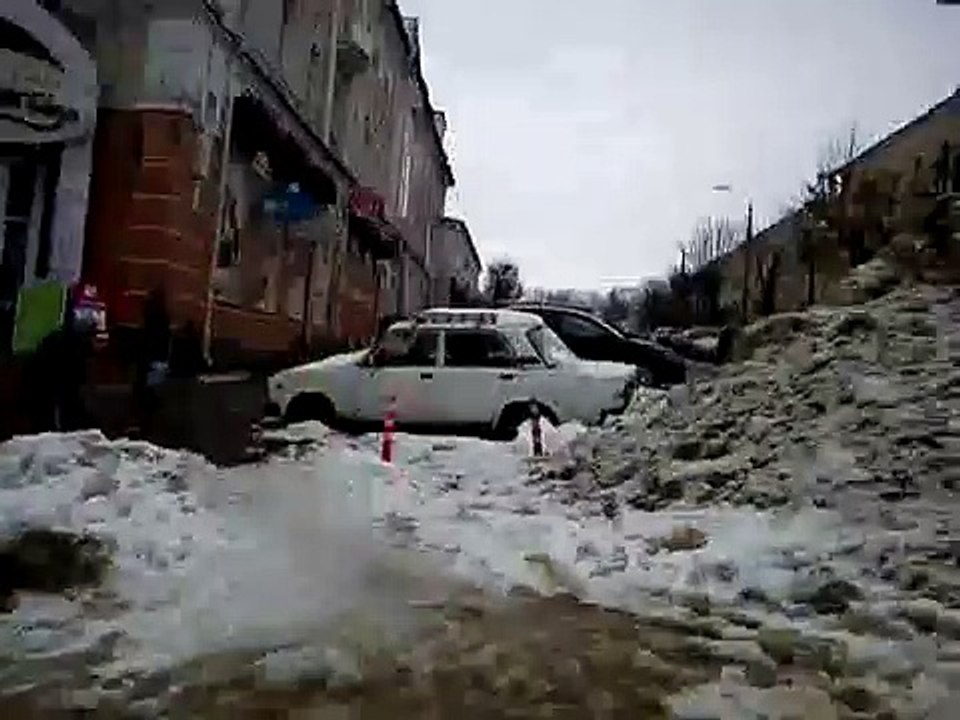 Люди, помогите бабушке перейти лужу! Бабушка медленно переходит лужу. Ну видео прикол