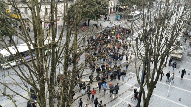 Les jeunes manifestent cours des 50 otages à Nantes