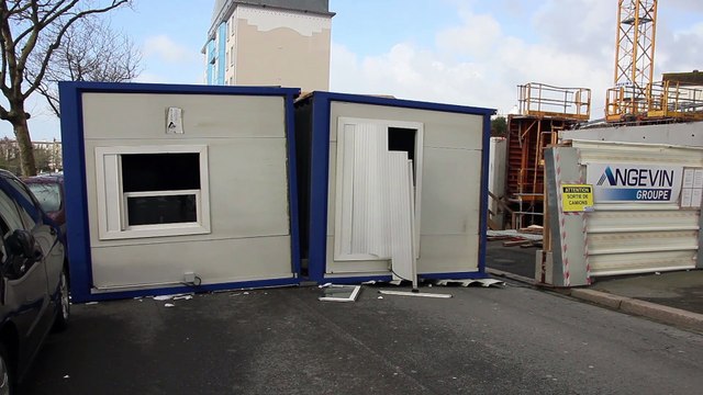 Brest - Info Des cabanes de chantier tombés sur la chaussées Boulevard Gambetta