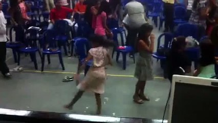 Criança baila na presença de Deus