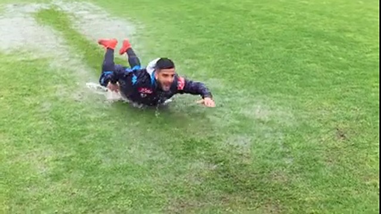 Les  joueurs de Naples font un concours de plongeons à l'entraînement