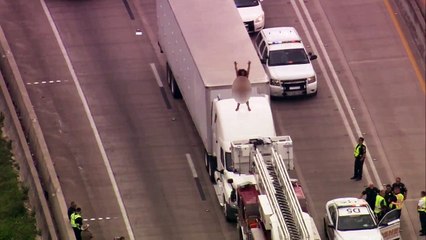 Download Video: Une femme danse sans vêtements sur un camion et provoque des bouchons monstres