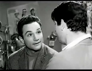 Σταύρος Παράβας σε ρόλο gay σκηνοθέτη, Θα τραβήξω τις κοτσίδες μου