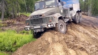 Автомобиль КрАЗ 260 преодолевает тяжелое бездорожье в грязи