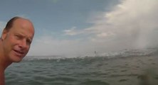Une scène incroyable se déroule sur une plage avec des baigneurs