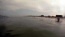 Une scène incroyable se déroule sur une plage avec des baigneurs