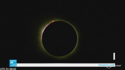 عشرات الآلاف يشاهدون كسوفا كليا للشمس في إندونيسيا