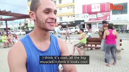 Ragazzo dopato mostra gli effetti degli steroidi sul suo corpo