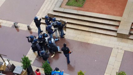 Download Video: Policier VS Manifestant sur la place Bellecour (Lyon)