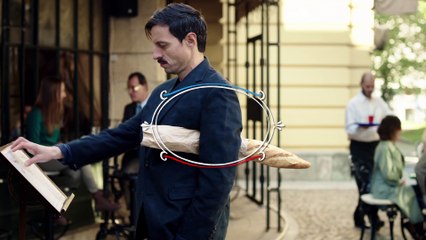 Cet homme mange la baguette d'un inconnu à Paris - Swoodoo