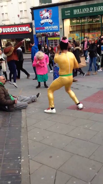 Mamie danse sur une chanson des Beatles