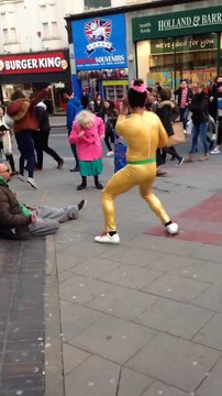 Mamie danse sur une chanson des Beatles