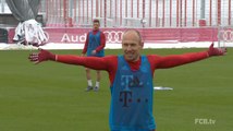 Sem deixar cair! Robben cruza de maneira inusitada e Müller acerta um chutaço de primeira
