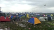Avrupa'daki Sığınmacı Krizi - Kamptaki Sığınmacılar Zor Şartlar Altında Yaşama Tutunmaya Çalışıyor