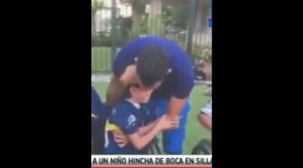 Gran Gesto y Ternura de Carlos Tevez con un Niño en Silla de Ruedas