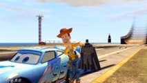 Batman & Woody (Toy Story) font des sauts et des cascades avec Flash McQueen (Cars 2)   Dessin animé