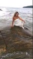 Deniz Kızı Misali Fotoğraf Çektirmek İsterken Manzaranın Bir Parçası Olan Talihsiz Kadın