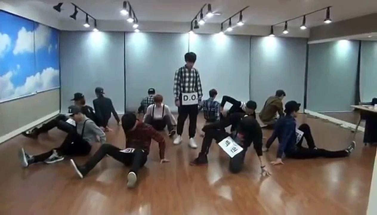 Dance pratic E.X.O Christmas Day