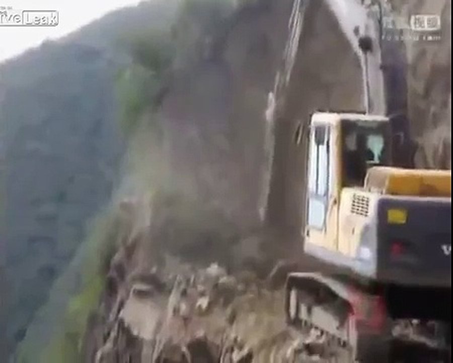 Guardate che cosa quest'uomo con il suo mezzo di lavoro... Incredibile!