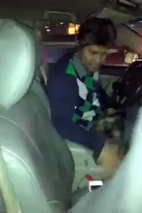 Un chauffeur de taxi vole le téléphone d'une cliente bourrée