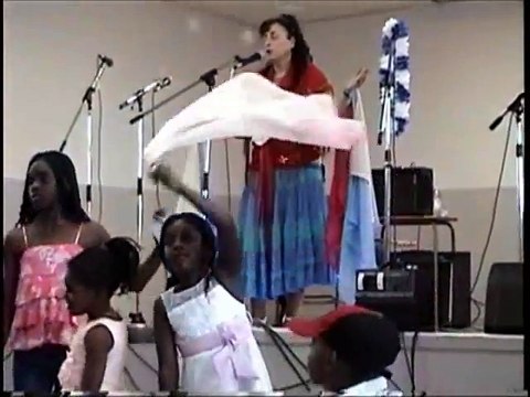 Je Crois en Toi, mon Dieu J. de N. chante & les Enfants dansent (AFM/UMA)