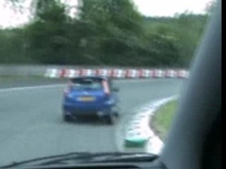 Fiesta ST sur circuit contre FST